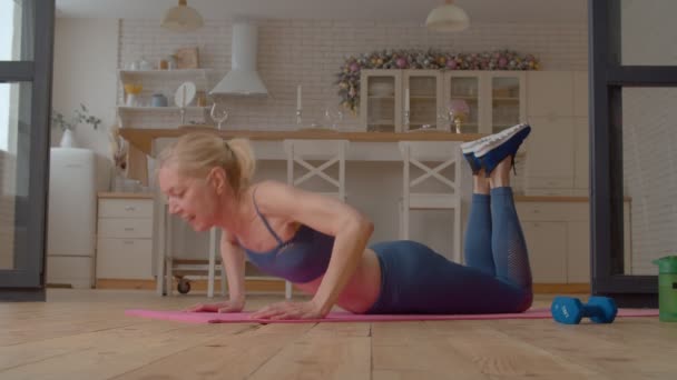 Motiverad Aktiv Charmig Sportig Fitness Mogen Kvinna Öva Armhävningar Motion — Stockvideo