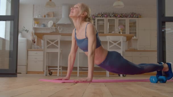 Aktiv Motivierte Attraktive Reife Frau Sportkleidung Die Yoga Kobra Pose — Stockvideo