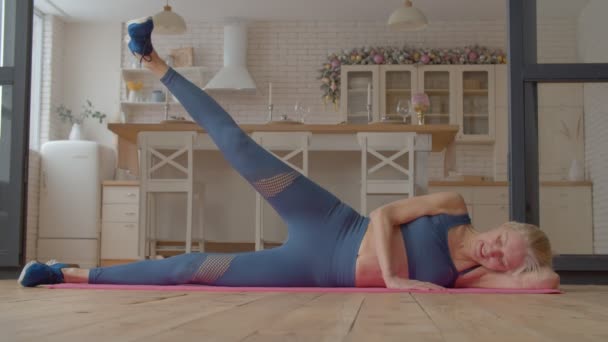 Etkin Motivasyonlu Sportif Fitness Son Sınıf Öğrencisi Kadın Yoga Minderi — Stok video