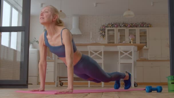 Charmig Aktiv Fitness Mogen Kvinna Sportkläder Praktiserar Yoga Sträcker Sig — Stockvideo
