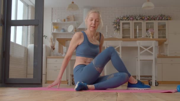Aktiv Sportig Passform Attraktiv Senior Kvinna Utför Yoga Halv Herre — Stockvideo