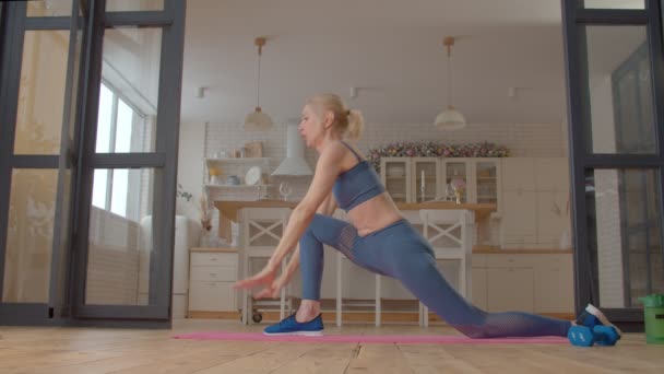 Etkileyici Motivasyonlu Spor Fitness Üst Düzey Kadın Yoga Düşük Hamle — Stok video