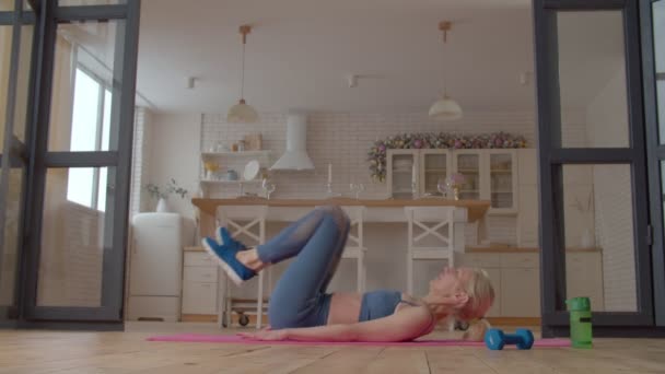Beslutsam Aktiv Sportig Passform Attraktiv Mogen Kvinna Utövar Yoga Skuldra — Stockvideo