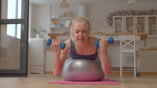 Motivované Aktivní Atraktivní Sportovní Fit Senior Žena Dělá Stabilitu Míč — Stock video