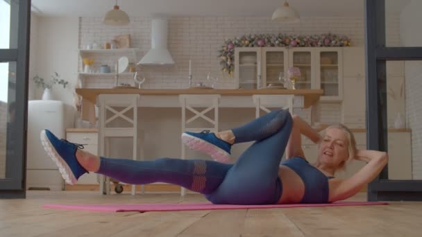 Actief Gemotiveerde Mooie Sportieve Fit Seniorenvrouw Die Fietskrassen Oefent Yogamat — Stockvideo