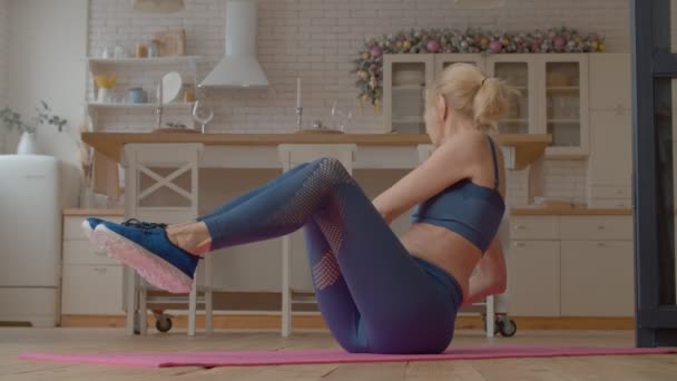 Attraktiv Motivierte Fitte Seniorin Aktivkleidung Die Rumpf Sitzende Rotationsübungen Position — Stockvideo