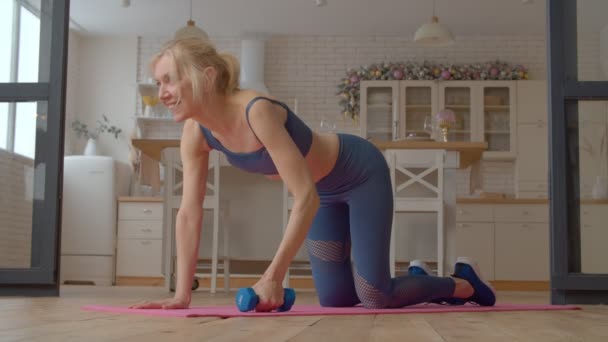 Charme Motivé Sportif Actif Ajustement Femme Âgée Effectuant Exercice Rangée — Video