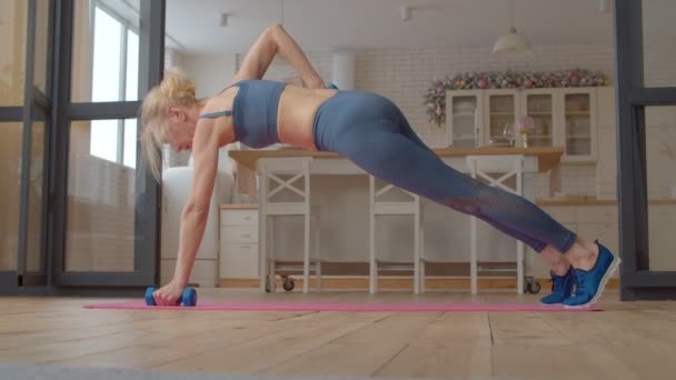 Motywowany Aktywny Sportowy Fit Ładna Starsza Kobieta Wykonując Buntownicze Ćwiczenia — Wideo stockowe