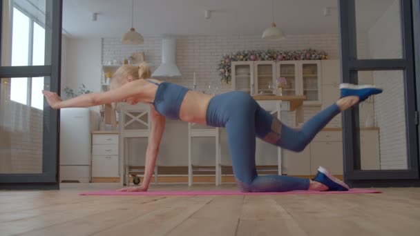 Motivierte Reizvolle Fitte Reife Frau Sportbekleidung Die Yoga Vogelhundeübung Auf — Stockvideo