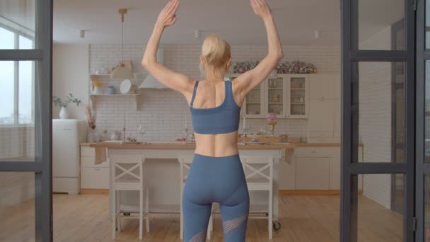 积极的运动适合有魅力的老年女性 完美的体形 在室内锻炼中练习军事按压运动 加强肩膀 三头肌和核心肌肉 — 图库视频影像