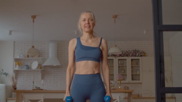 Aktive Gesunde Lebensweise Schöne Fitnessreife Frau Sportbekleidung Praktiziert Hantelseitliches Heben — Stockvideo