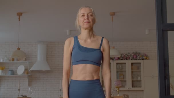 Αποφασισμένη Κίνητρα Όμορφη Σπορ Ταιριάζει Ώριμη Γυναίκα Άσκηση Αλτήρα Όρθια — Αρχείο Βίντεο