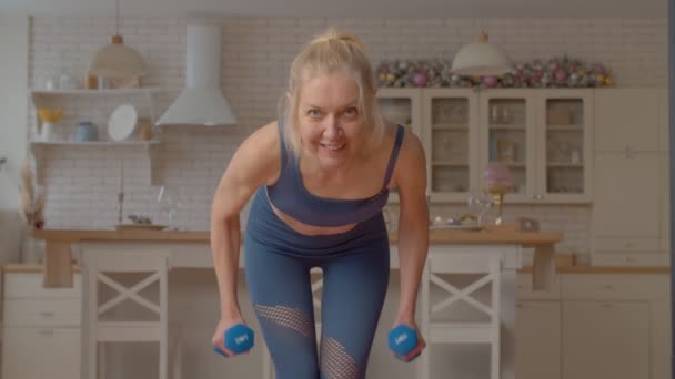 Portret Uroczej Aktywnej Sportowo Dojrzałej Kobiety Ćwiczącej Pochylenie Się Nad — Wideo stockowe