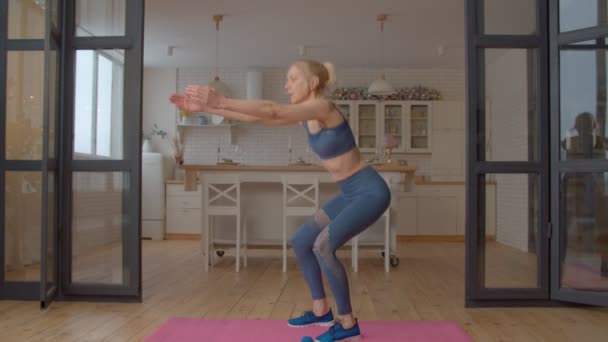 Etkin Güdümlü Çekici Fitness Spor Kıyafetlerinde Olgun Bir Kadın Spor — Stok video