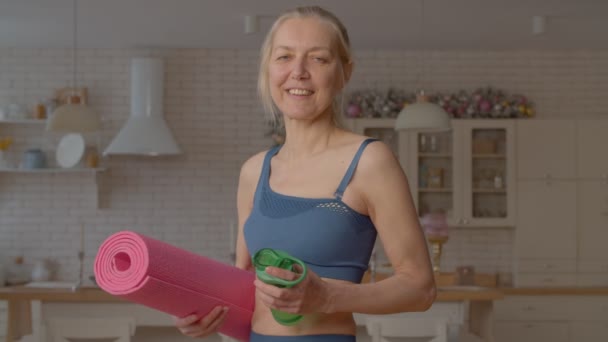 Portré Aktív Motivált Vonzó Sportos Fitness Érett Női Gazdaság Felgöngyölt — Stock videók