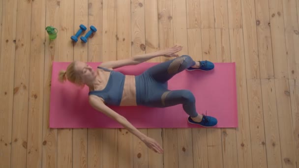 Üst Düzey Motivasyonlu Oldukça Sportif Üst Düzey Kadın Egzersiz Yapıyor — Stok video