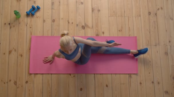 Draufsicht Der Sportlich Fitten Seniorin Die Yoga Macht Halb Herr — Stockvideo
