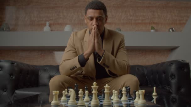 沉默寡言的英俊潇洒的非洲裔美国商人形象 穿着正装 沉思着策略和战术 下棋时又向前迈进了一步 — 图库视频影像