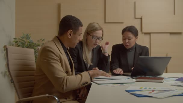 专业成功的多元化多种族商业团队分析财务数据 讨论想法和公司战略 同时在董事会上合作开展创业项目 — 图库视频影像