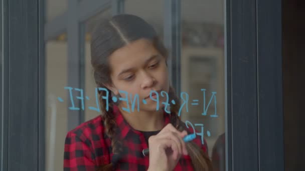 Розумна Латиноамериканська Дівчина Підліток Хвостиками Вікні Відчутним Пензлем Яка Оцінює — стокове відео