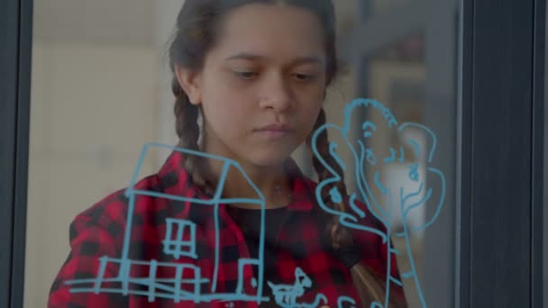 Вдохновленная Позитивом Латинская Девочка Косичками Выражающая Креативность Активную Фантазию Идеи — стоковое видео