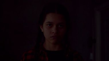 Gizemli, gizemli, genç bir kız karanlıkta birini korkutup el fenerinin ışığında 