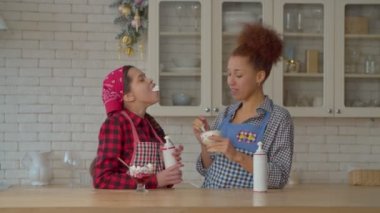 Yaramaz, sevimli, çok kültürlü ergen kız ve neşeli siyah anne boş vakitlerin tadını çıkarıyor, krem şanti ile eğleniyor, ev mutfağında kaygısız ruh halini ve mutluluğu ifade ediyor..