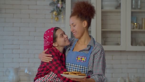 Portrait Caring Attractive Black Mother Happy Cute Multiethnic Teen Daughter — Αρχείο Βίντεο
