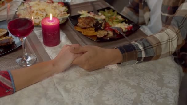 Vysoký Úhel Pohledu Romantický Afroamerický Pár Lásce Držící Ruce Hladící — Stock video
