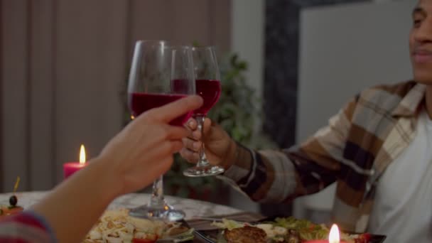 Close Romantic Black Couple Celebrating Event Toasting Glasses Red Wine — Stock video