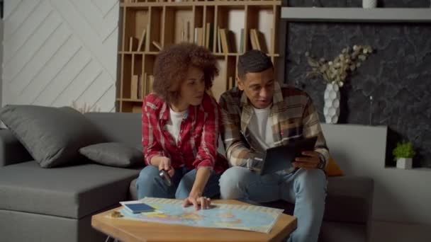 Heyecanlı Afro Amerikan Çift Yaz Tatili Planları Yapıyor Dijital Tablet — Stok video