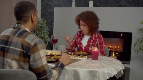 Angenämt Charmig Afroamerikansk Kvinna Njuter Smaken Läcker Middag Visar Gest — Stockvideo