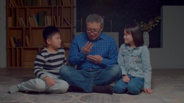 Kärleksfull Stilig Asiatisk Farfar Glasögon Omfamna Söt Glad Skolålder Barnbarn — Stockvideo