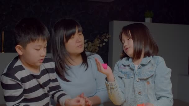 Roztomilé Kreativní Asijské Předpubertální Dcera Ukazuje Řemeslné Hračky Barevného Těsta — Stock video