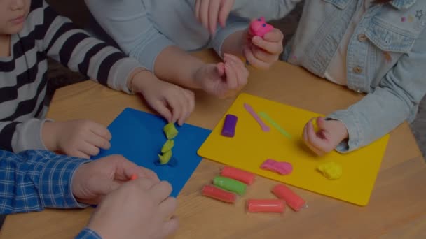 多代家庭用彩色玩具制作手工艺品玩具的特写 在室内享受闲暇的同时 培养孩子们的创造力和想象力 高角度视图 — 图库视频影像