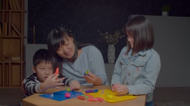 快乐美丽的亚洲母亲和快乐可爱的小孩儿们享受着娱乐 玩着丰富多彩的模特儿粘土做的手工艺品玩具 表达着无忧无虑的心情和幸福 — 图库视频影像
