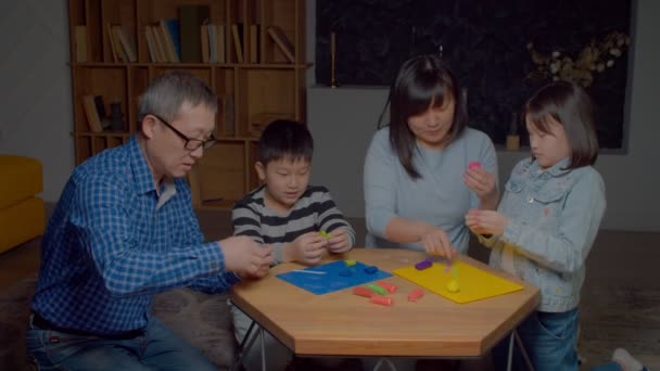 Vysoký Úhel Pohledu Veselý Pohledný Asijský Dědeček Krásná Matka Rozkošný — Stock video