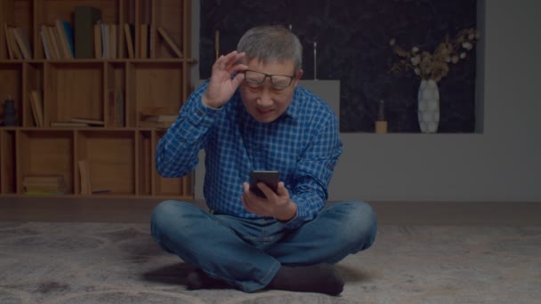 Atraktivní Starší Asiat Brýlích Mají Problémy Zrakem Přimhouřenýma Očima Čtení — Stock video