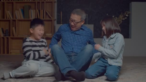 Heyecanlı Genç Asyalı Torunlar Gözlüklü Neşeli Yakışıklı Büyükbaba Eğleniyor Birbirlerini — Stok video