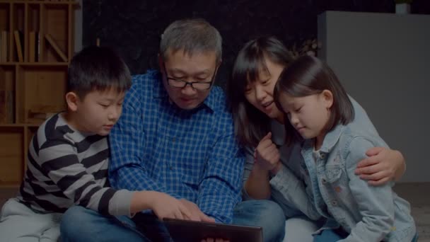 Portrét Sjednocené Veselé Asijské Multigenerační Rodiny Rozkošným Školním Věkem Děti — Stock video