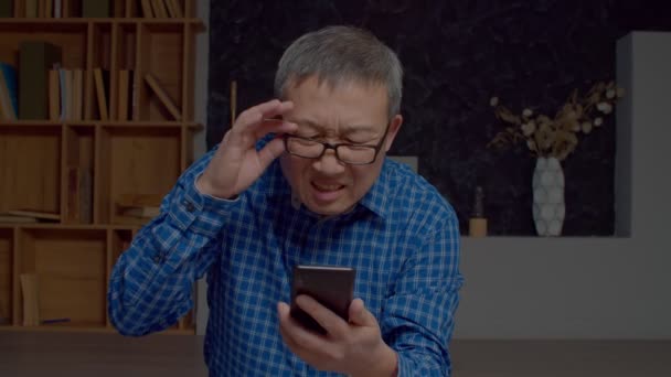 Portrait Handsome Retired Asian Man Eyeglasses Poor Eyesight Networking Online — Stock videók