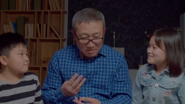 Portrét Milujícího Pohledného Asijského Dědečka Brýlích Chatování Objímání Rozkošných Radostných — Stock video