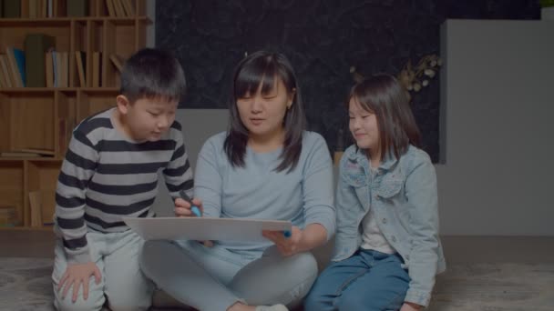 Péče Krásná Asijská Matka Psaní Matematiky Vzorek Přenosné Tabuli Dávat — Stock video