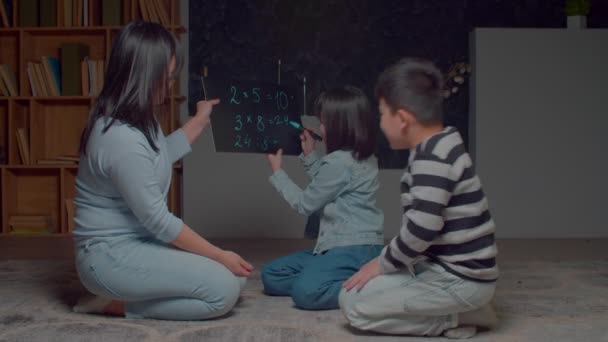 Sprytny Słodkie Elementarne Wiek Azji Dziewczyna Pisanie Matematyczne Podział Rozwiązanie — Wideo stockowe