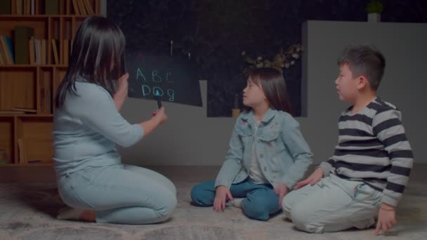 Pozitivní Rozkošné Předpubertální Asijské Děti Pečující Atraktivní Matkou Studující Anglický — Stock video