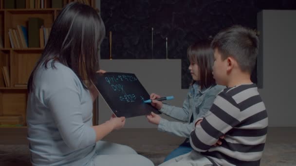 Positive Adorable Elementary Age Asian Children Loving Attractive Mother Learning — Vídeo de Stock