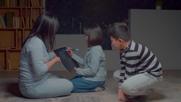 귀엽고 귀여운 미숙아 아시아 소녀와 남동생 배우고 휴대용 칠판에 단어를 — 비디오
