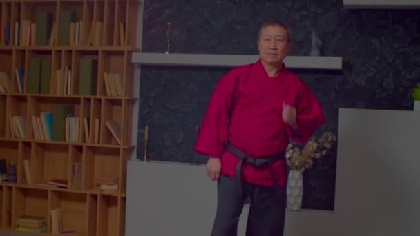 Geconcentreerde Aantrekkelijke Senior Mannelijke Taekwondo Meester Uniform Met Zwarte Band — Stockvideo