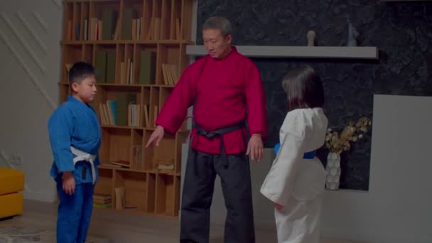 Senior Asiatico Maschio Taekwondo Arbitro Dichiarando Vincitore Nella Partita Arti — Video Stock
