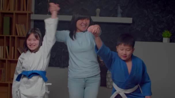 매력적 아시아의 어머니 자귀여운 선수가 성공을 축하하는 제복을 집안에서 대회에서 — 비디오